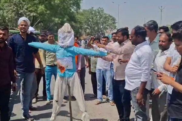 फर्रुखाबाद: पहलगाम आतंकी हमले में 26 मौतों पर व्यापारियों में आक्रोश, पाकिस्तान के खिलाफ उग्र प्रदर्शन- PAHALGAM TERROR ATTACK FARRUKHABAD NEWS