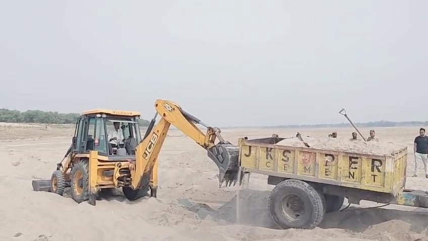 Mirzapur Illegal sand mining: जोपा गांव में अवैध बालू खनन पर प्रशासन का शिकंजा, ट्रैक्टर-ट्राली सीज 2 Mirzapur Illegal sand mining