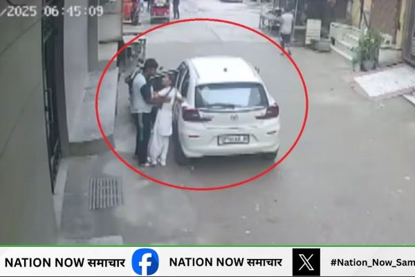 नोएडा ब्रेकिंग स्कूल के सामने दिनदहाड़े लड़की का अपहरण!