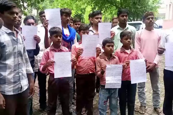 हमीरपुर: डॉ. भीमराव अंबेडकर की तस्वीर फाड़ने का आरोप, अध्यापक के खिलाफ ग्रामीणों में आक्रोश