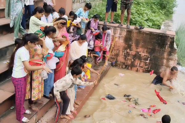 Bundelkhand's unique Nag Panchami tradition, brothers beat the doll!
