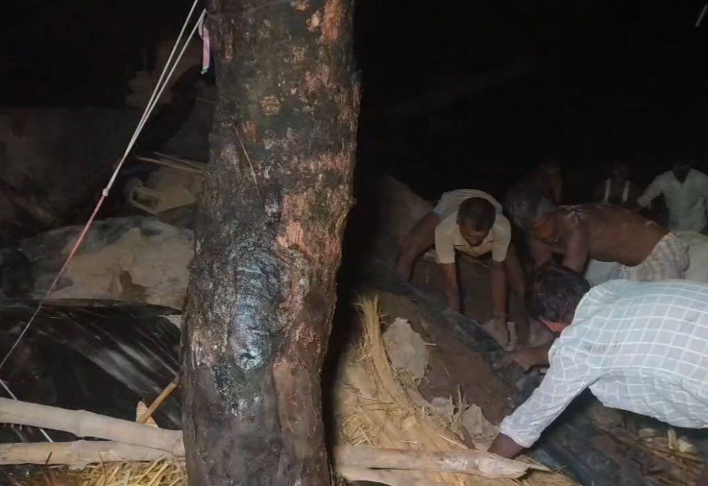 baanda mein atyadhik baarish ke chalate kachcha makaan gira