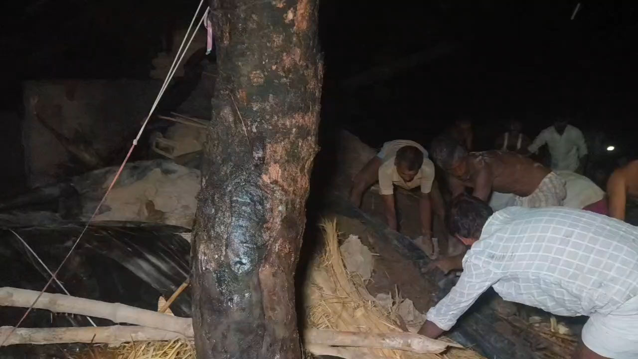 baanda mein atyadhik baarish ke chalate kachcha makaan gira