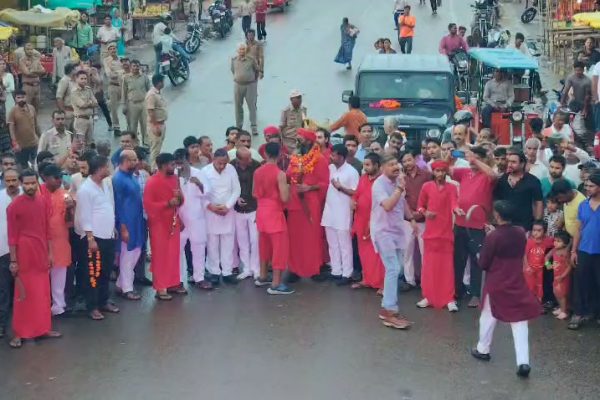 हमीरपुर में शिव शक्ति अखाड़ा की सशस्त्र सन्यासी पदयात्रा, शस्त्र प्रदर्शन के साथ दिया राष्ट्र धर्म का संदेश हमीरपुर में शिव शक्ति अखाड़ा की सशस्त्र सन्यासी पदयात्रा