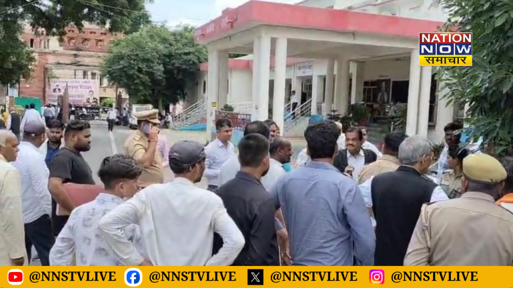 jhansi farji registry vivad: कलेक्ट्रेट में भिड़े 2 पक्ष, पुलिस कर रही जांच 2 jhansi farji registry vivad