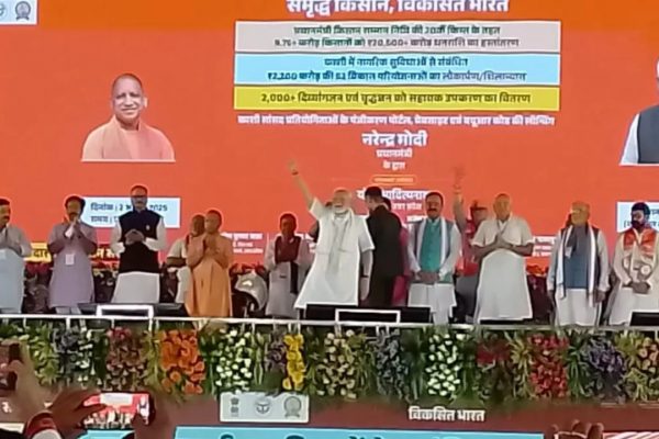 LIVE PM Narendra Modi in Varanasi : वाराणसी पहुंचे प्रधानमंत्री नरेन्‍द्र मोदी