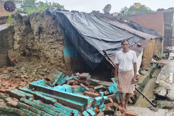 औरैया : बिधूना में बारिश से मकान की दीवार और छत गिरी,टीन शेड के नीचे सोने से परिवार बचा औरैया : बिधूना में बारिश से मकान की दीवार और छत गिरी