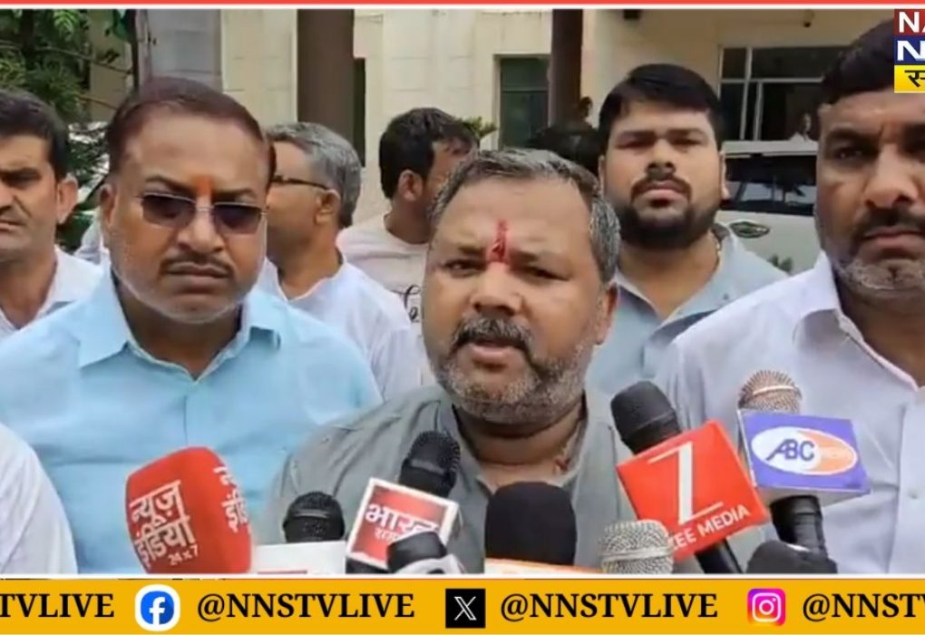 कानपुर देहात: ट्रक एसोसिएशन ने पुलिस के खिलाफ खोला मोर्चा, डीएम ऑफिस में सौंपा ज्ञापन