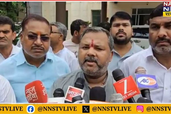 कानपुर देहात: ट्रक एसोसिएशन ने पुलिस के खिलाफ खोला मोर्चा, डीएम ऑफिस में सौंपा ज्ञापन