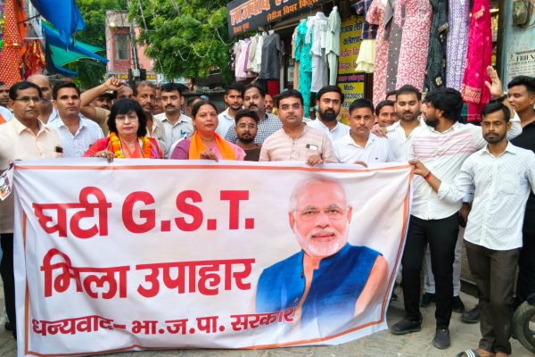 कानपुर देहात: भाजपा जिला अध्यक्ष रेणुका सचान ने व्यापारियों संग मनाया जीएसटी कटौती उत्सव