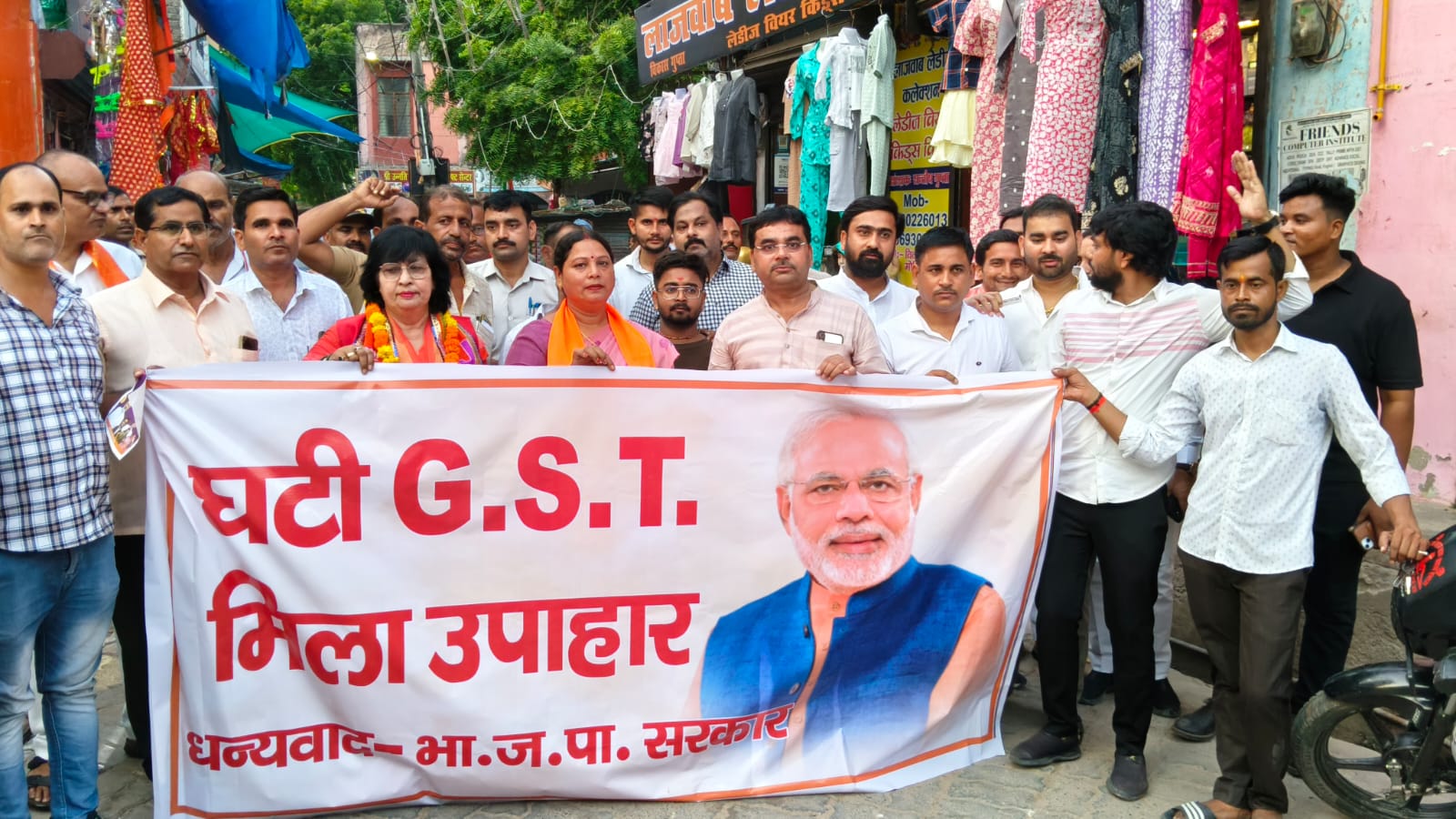 कानपुर देहात: भाजपा जिला अध्यक्ष रेणुका सचान ने व्यापारियों संग मनाया जीएसटी कटौती उत्सव