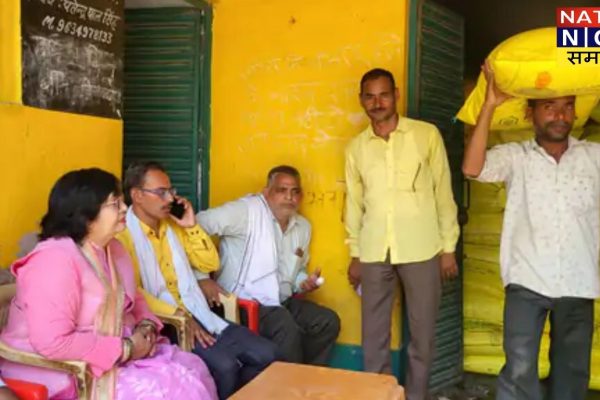 यूरिया की किल्लत से जूझ रहे किसानों के लिए राहत:मैथा में राज्यमंत्री ने खुद बैठकर कराया खाद का वितरण