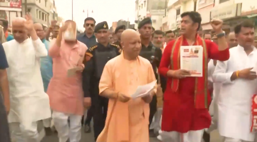 गोरखपुर: सीएम योगी का अनोखा स्वागत, दुकानों पर पोस्टर चिपकाते नजर आए मुख्यमंत्री 2 image 107 1