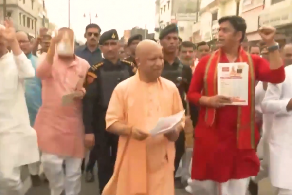 गोरखपुर: सीएम योगी का अनोखा स्वागत, दुकानों पर पोस्टर चिपकाते नजर आए मुख्यमंत्री “CM योगी खुद लगे दुकानों पर पोस्टर चिपकाने – गोरखपुर में जनता ने किया जोरदार स्वागत”