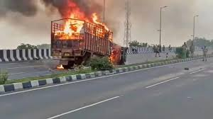 अलीगढ़ में कार-कैंटर टक्कर, आग लगने से चार की मौत, मासूम भी घायल 2 image 113 1