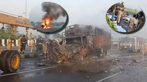 अलीगढ़ में कार-कैंटर टक्कर, आग लगने से चार की मौत, मासूम भी घायल अलीगढ़ में कार-कैंटर टक्कर, आग लगने से चार की मौत, मासूम भी घायल