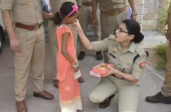 कानपुर देहात: SP श्रद्धा नरेंद्र पांडेय जमीन पर बैठकर सुनती दिखीं दिव्यांग महिला की शिकायत