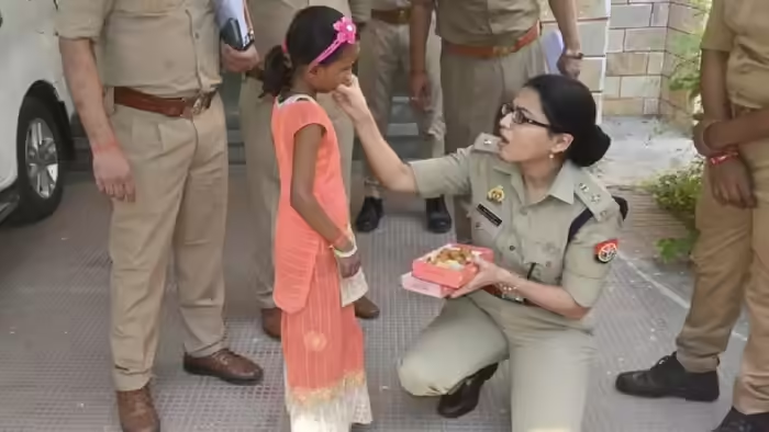 कानपुर देहात: SP श्रद्धा नरेंद्र पांडेय जमीन पर बैठकर सुनती दिखीं दिव्यांग महिला की शिकायत 2 image 115 1