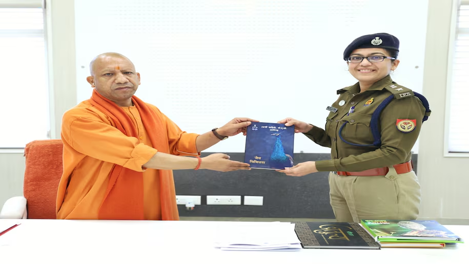 कानपुर देहात: SP श्रद्धा नरेंद्र पांडेय जमीन पर बैठकर सुनती दिखीं दिव्यांग महिला की शिकायत 3 image 116 2