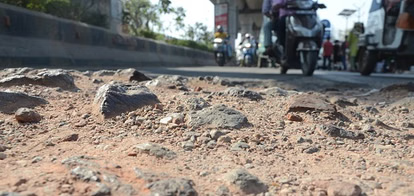 कानपुर: विधानसभा अध्यक्ष सतीश महाना ने गड्ढों और विकास कार्यों की समीक्षा बैठक में अफसरों को लगाई फटकार 3 image 117 2