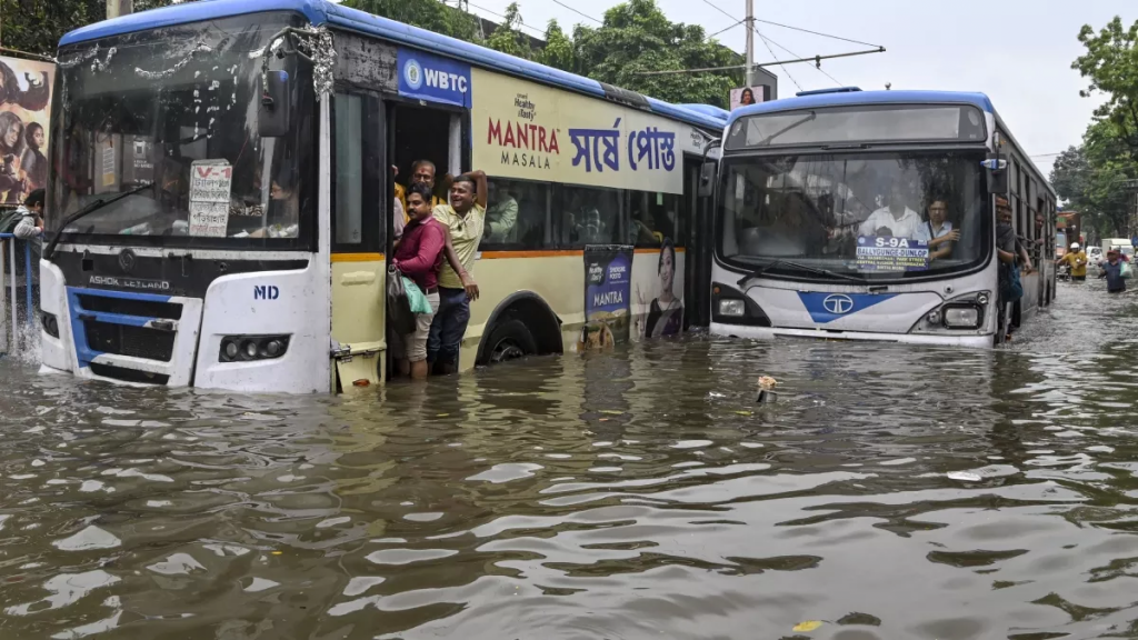 कोलकाता में 40 साल का रिकॉर्ड तोड़ते भारी बारिश, 7 लोगों की मौत; ट्रेनों, मेट्रो और उड़ानों पर असर 2 image 131 1
