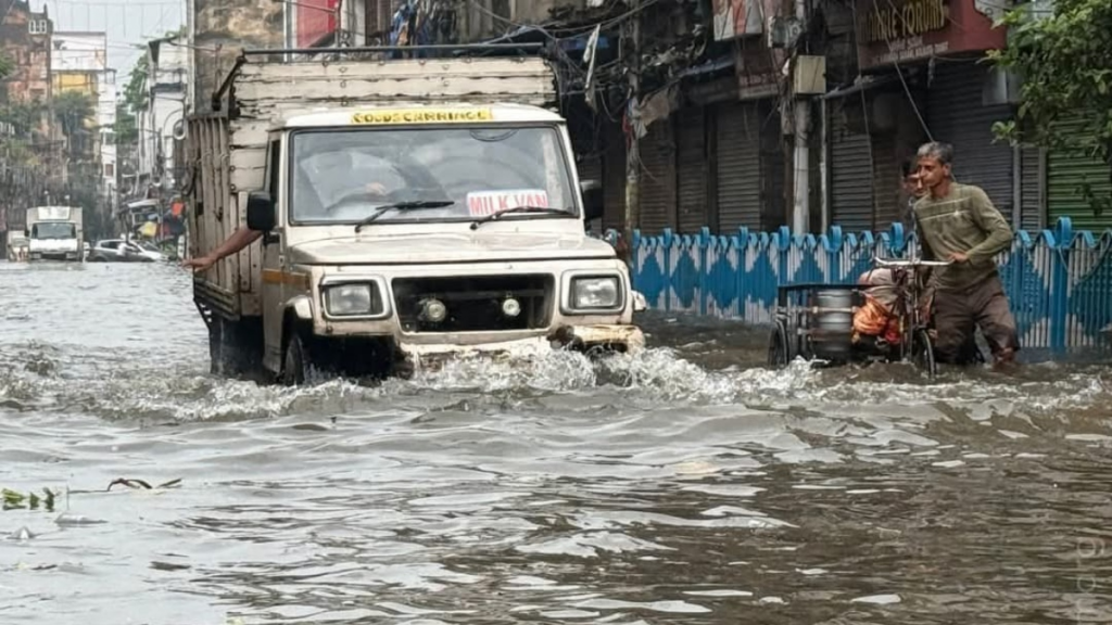 कोलकाता में 40 साल का रिकॉर्ड तोड़ते भारी बारिश, 7 लोगों की मौत; ट्रेनों, मेट्रो और उड़ानों पर असर 3 image 132 2