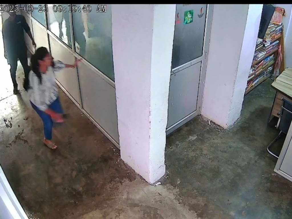 लखीमपुर खीरी: छात्रा से छेड़छाड़ का VIDEO वायरल, लाइब्रेरी में युवक ने की दबोचने की कोशिश 2 image 139 1