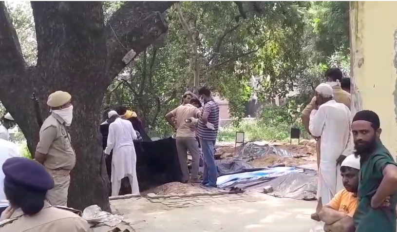 "मुरादाबाद दहेज हत्या कांड: कब्र से निकाला गया युवती का शव, पति और परिजनों पर मुकदमा दर्ज" 4 image 144 3