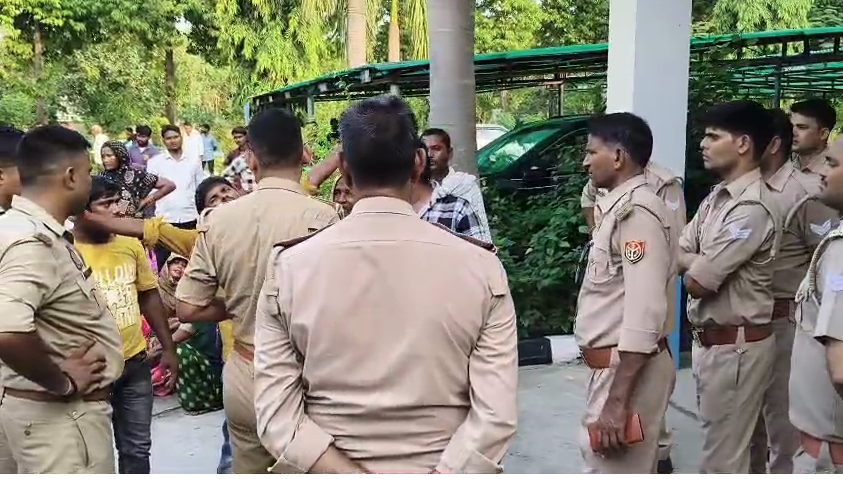 अमेठी: संजय गांधी अस्पताल में युवक की मौत, परिजनों ने डॉक्टरों पर लापरवाही और 3 लाख रुपये वसूली का लगाया आरोप 3 image 147 2