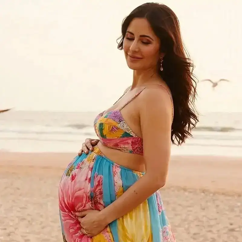 कैटरीना कैफ प्रेग्नेंसी शूट: बेबी बंप के साथ बीच पर नजर आईं बॉलीवुड स्टार 3 image 173 1