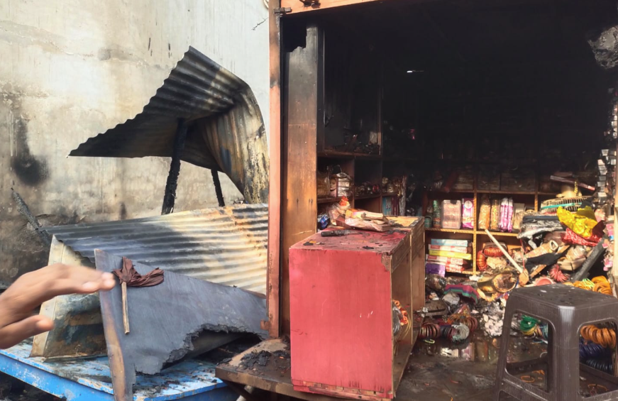 औरैया-अज्ञात आग में तीन दुकानें जलकर राख, 6.75 लाख का नुकसान 2 image 175 1