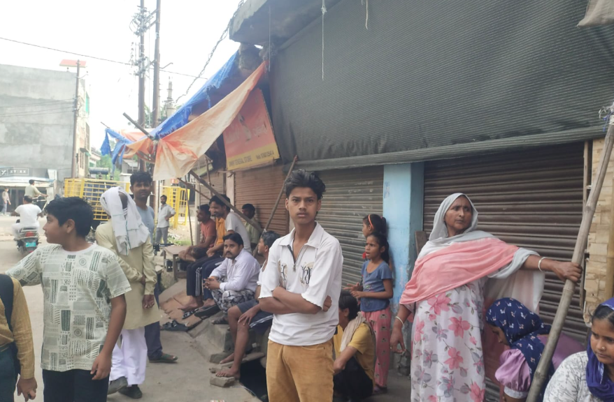औरैया-अज्ञात आग में तीन दुकानें जलकर राख, 6.75 लाख का नुकसान 3 image 176 2