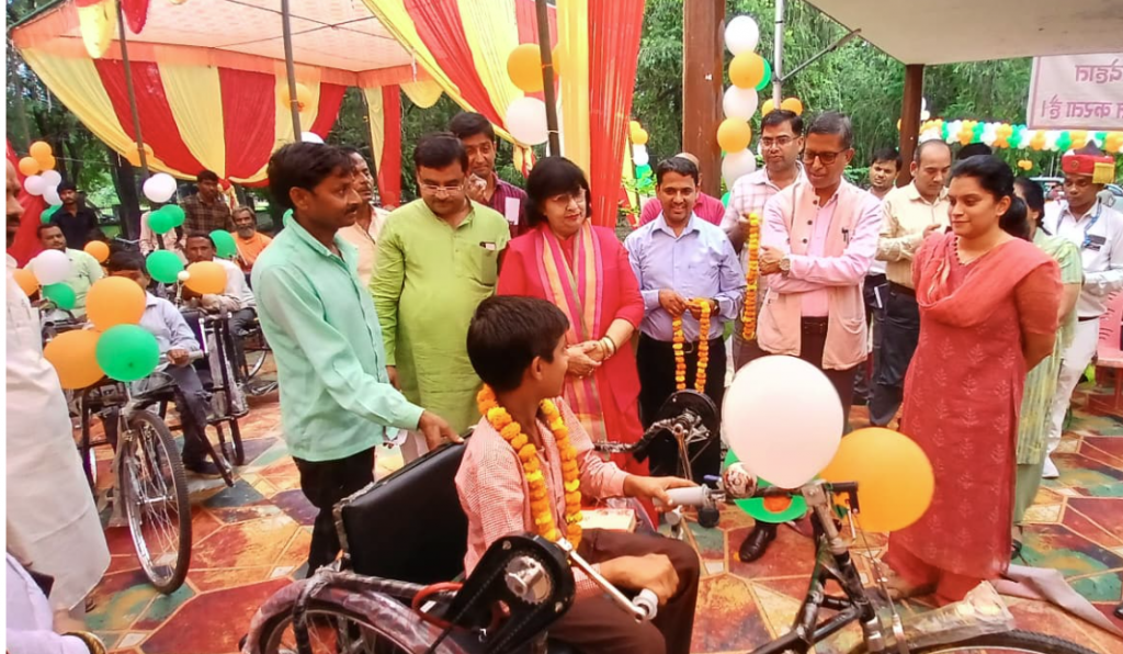 कानपुर देहात राज्य मंत्री प्रतिभा शुक्ला ने दिव्यांगजनों को वितरित की ट्राई साइकिलें 4 image 179 2