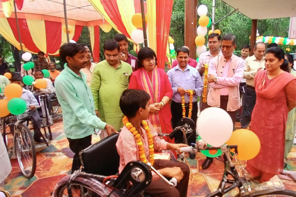 राज्य मंत्री प्रतिभा शुक्ला ने दिव्यांगजनों को वितरित की ट्राईसाइकिलें