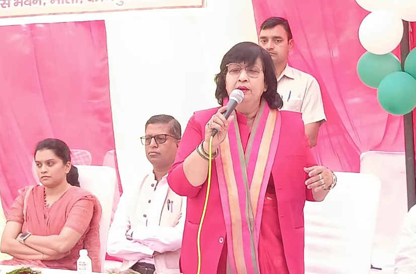 कानपुर देहात राज्य मंत्री प्रतिभा शुक्ला ने दिव्यांगजनों को वितरित की ट्राई साइकिलें 5 image 180 3