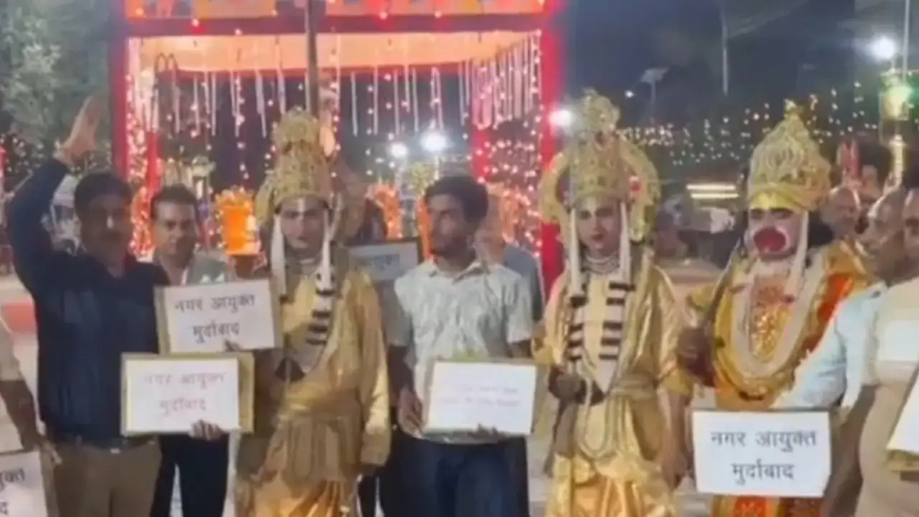 कानपुर में जर्जर सड़क के विरोध में रामलीला पात्रों ने किया प्रदर्शन, 75 साल पुरानी परंपरा रुकने की कगार पर 2 image 197 1