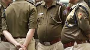 हापुड़ में महिलाओं ने पुलिस पर किया हमला! दबिश के दौरान फाड़ी दरोगा की वर्दी | Hapur Viral Video 3 image 203 2