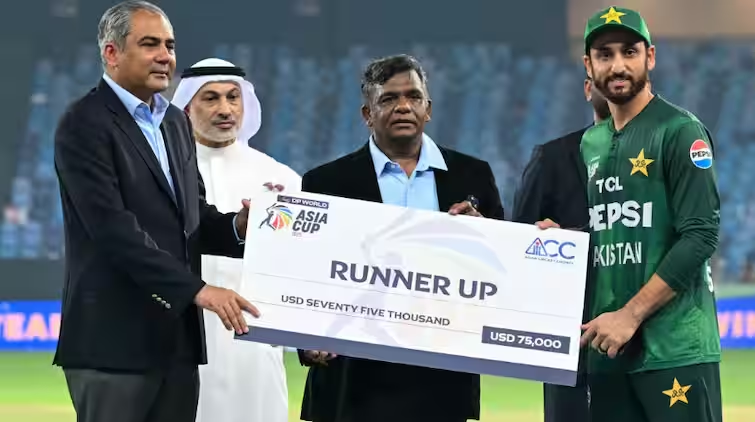 AsiaCup2025- भारत से हार बर्दाश्त नहीं कर पाए पाक कप्तान सलमान आगा, रनर-अप चेक फेंककर किया विवाद 2 image 207 1