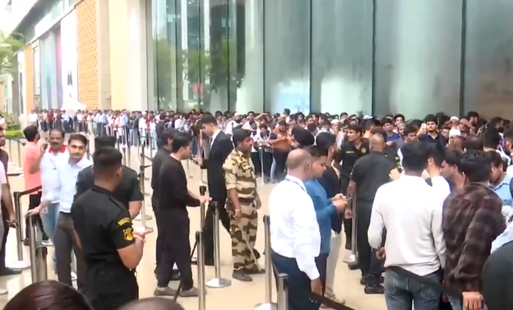 मुंबई के बीकेसी एप्पल स्टोर पर iPhone 17 के लिए लगी लंबी कतारें 2 image 53 1