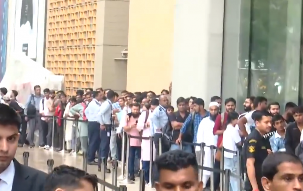 मुंबई के बीकेसी एप्पल स्टोर पर iPhone 17 के लिए लगी लंबी कतारें 3 image 54 2