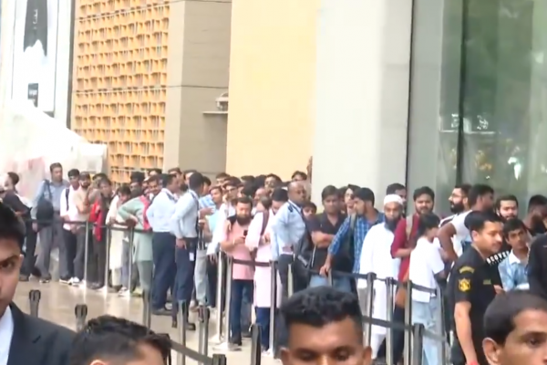 मुंबई के बीकेसी एप्पल स्टोर पर iPhone 17 के लिए लगी लंबी कतारें