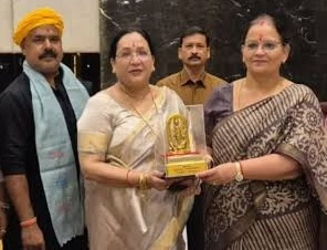 अपर्णा यादव की मां अंबी बिष्ट पर मुकदमा, विजिलेंस की कार्रवाई से बढ़ीं मुश्किलें 2 image 58 1