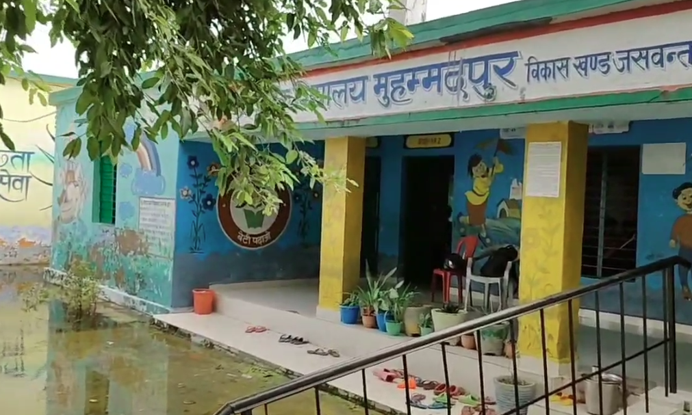इटावा: स्कूल और आंगनबाड़ी में पानी भरने से बढ़ा खतरा, बच्चों और महिलाओं की सुरक्षा पर संकट 2 image 68 1