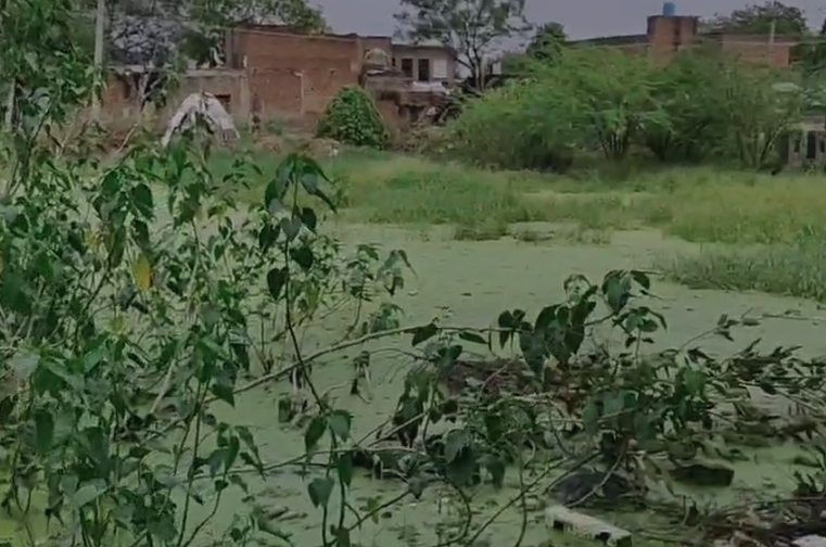 इटावा: स्कूल और आंगनबाड़ी में पानी भरने से बढ़ा खतरा, बच्चों और महिलाओं की सुरक्षा पर संकट 3 image 69 2