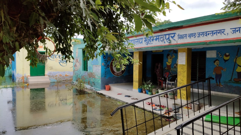 इटावा: स्कूल और आंगनबाड़ी में पानी भरने से बढ़ा खतरा, बच्चों और महिलाओं की सुरक्षा पर संकट 4 image 70 3