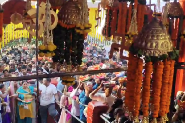 मुरादाबाद में नवरात्र के पहले माता काली मंदिर पर श्रद्धालुओं की भीड़, दर्शन के लिए लगी लंबी कतारें मुरादाबाद में नवरात्र के पहले माता काली मंदिर पर श्रद्धालुओं की भीड़, दर्शन के लिए लगी लंबी कतारें