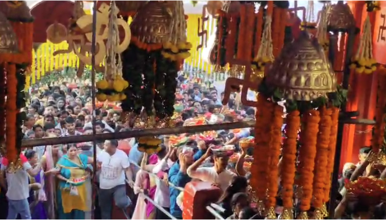 मुरादाबाद में नवरात्र के पहले माता काली मंदिर पर श्रद्धालुओं की भीड़, दर्शन के लिए लगी लंबी कतारें 2 image 91 1