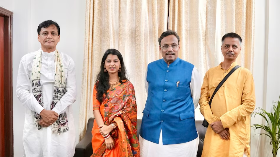 Bihar Chunav: "मौका मिला तो जरूर लड़ूंगी चुनाव": लोक गायिका मैथिली ठाकुर ने किया बड़ा ऐलान 3 image 100 2