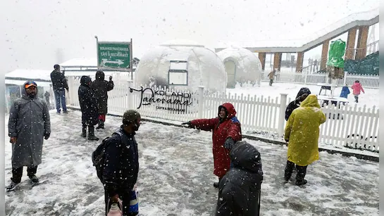 गुलमर्ग में सीजन की पहली बर्फबारी, ठंड की दस्तक के बीच सैलानियों ने उठाया हिमपात का लुत्फ़ 2 image 112 1