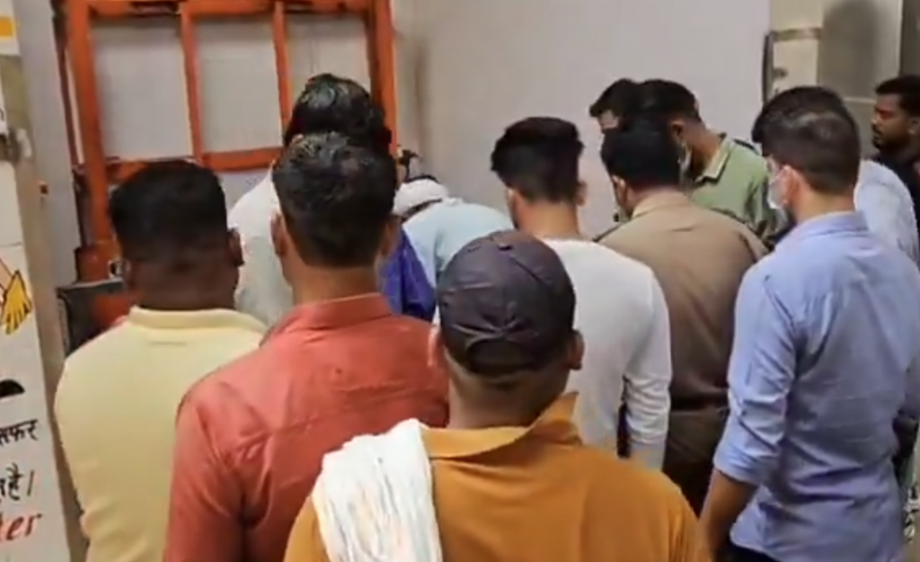 कानपुर देहात: ओमराज फूड फैक्ट्री में लिफ्ट हादसा, युवक की गर्दन फंसने से मौत 3 image 122 2